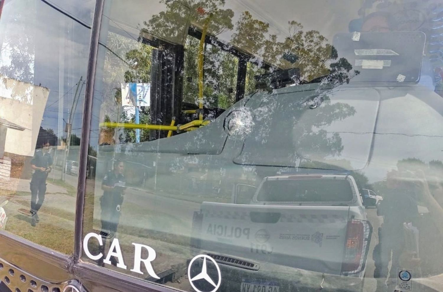 Joven rompió el vidrio del 555 en barrio Aeroparque