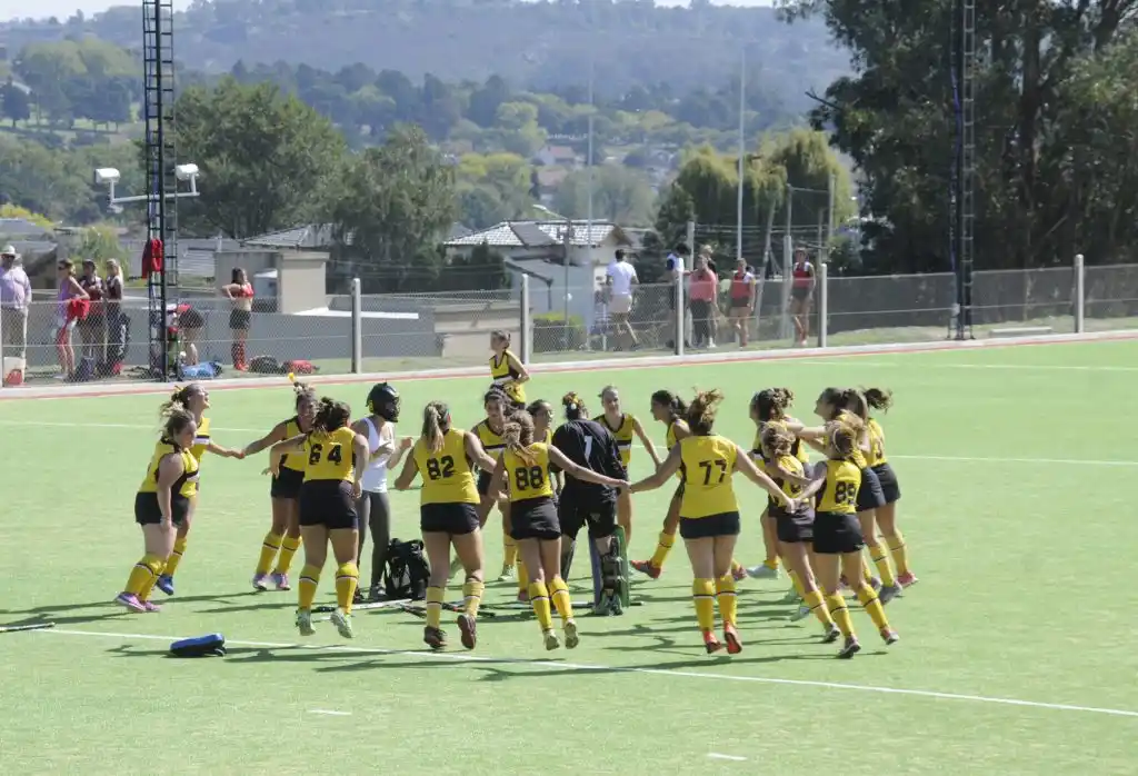 Uncas tuvo doble festejo en su nueva cancha sintética