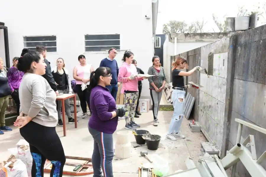 Mujeres se forman en oficios vinculados al sector de la construcción