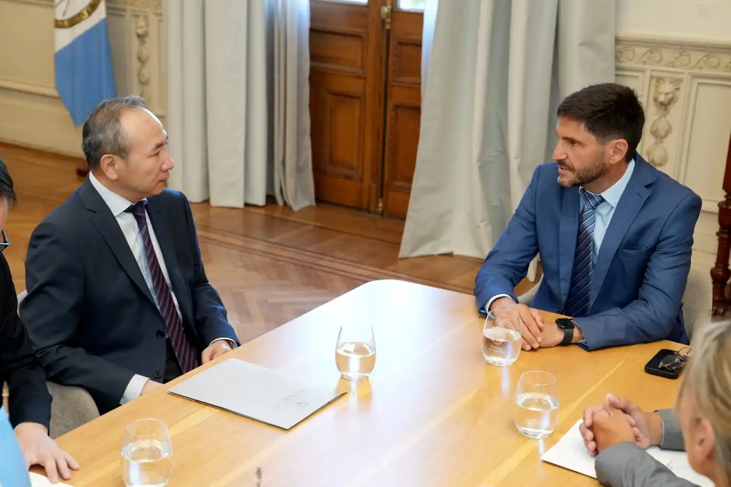 El embajador de China en la Argentina, Wang Wei, y el gobernador Pullaro.