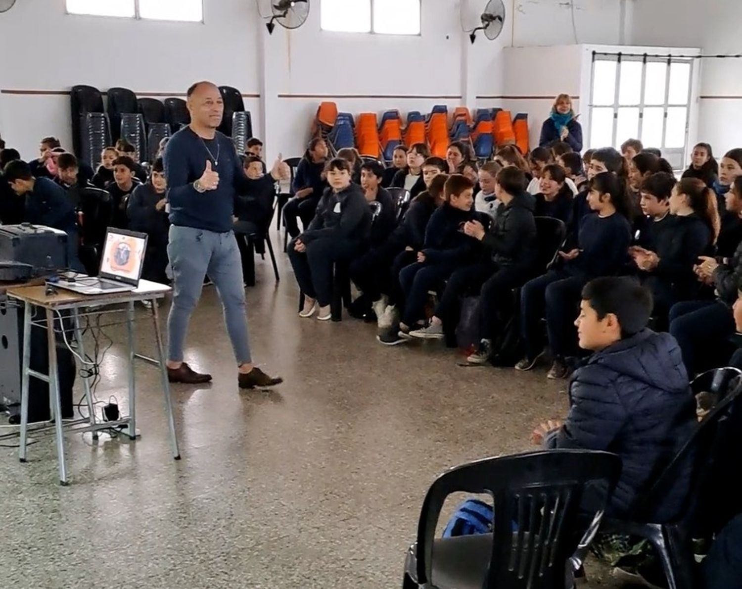 Sergio Appa en medio de una de sus charlas en la escuela "Divino Maestro" de San Gregorio.