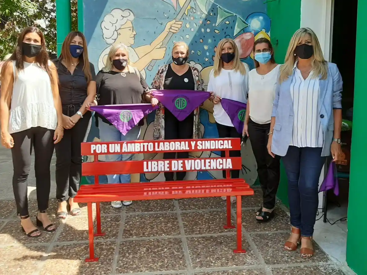 ATE inauguró un “banco rojo” para visibilizar los femicidios y la violencia contra las mujeres    