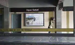 ¿Lo empujaron o no lo ayudaron? Joven fallece al caer a los rieles del Metro en Agua Salud