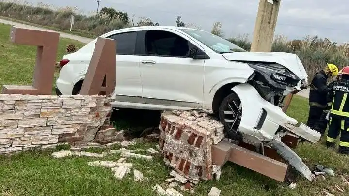 Un hombre de 84 años se incrustó contra el cartel de ingreso a una ciudad: la policía encontró un arma dentro del auto