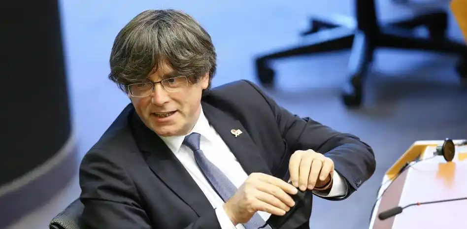 Tras una detención, Carles Puigdemont quedó en libertad y podrá salir de Italia