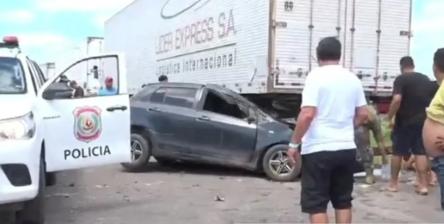 El impacto frontal alcanzó al auto que transportaba a tres hinchas de Racing.