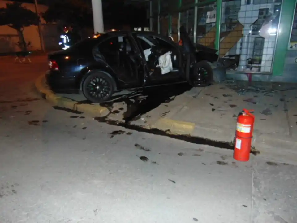 Auto perdió el control y terminó impactando de manera violenta en el frente de un comercio