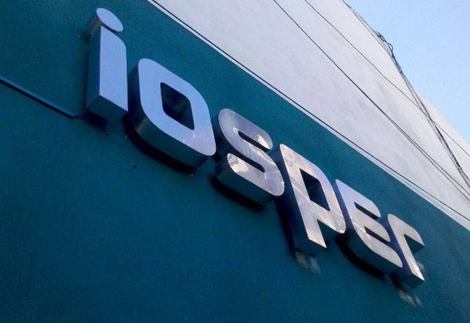 Una jubilada que aporta al IOSPER y éste le niega su afiliación, deberá ser incorporada al sistema