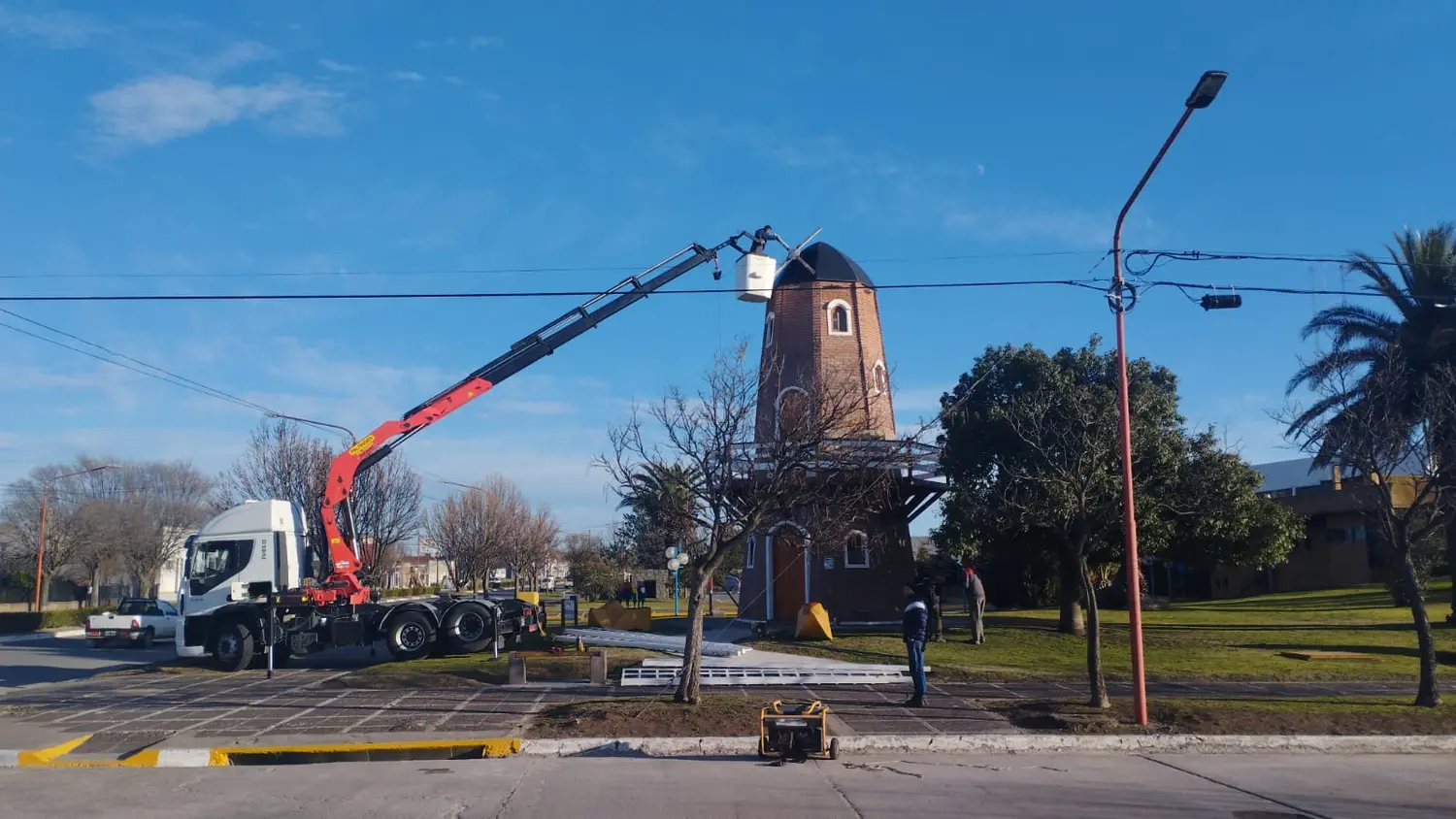 Colocan las aspas del Molino Holandés que se dañaron en el temporal