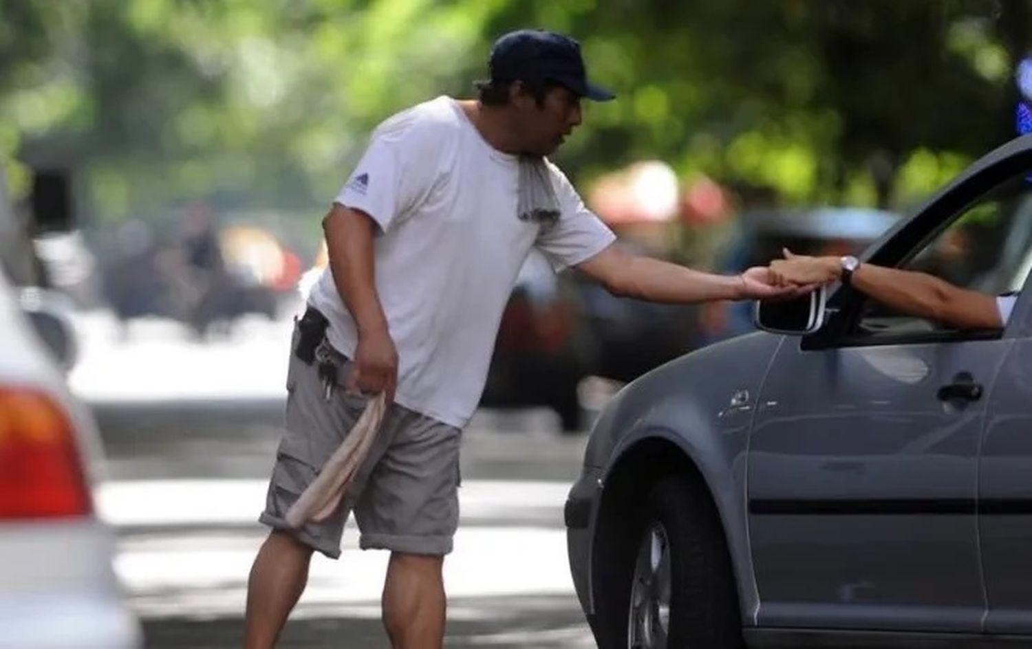 Prohibieron la actividad de “trapitos”, cuidacohes y malabaristas en una ciudad de Entre Ríos