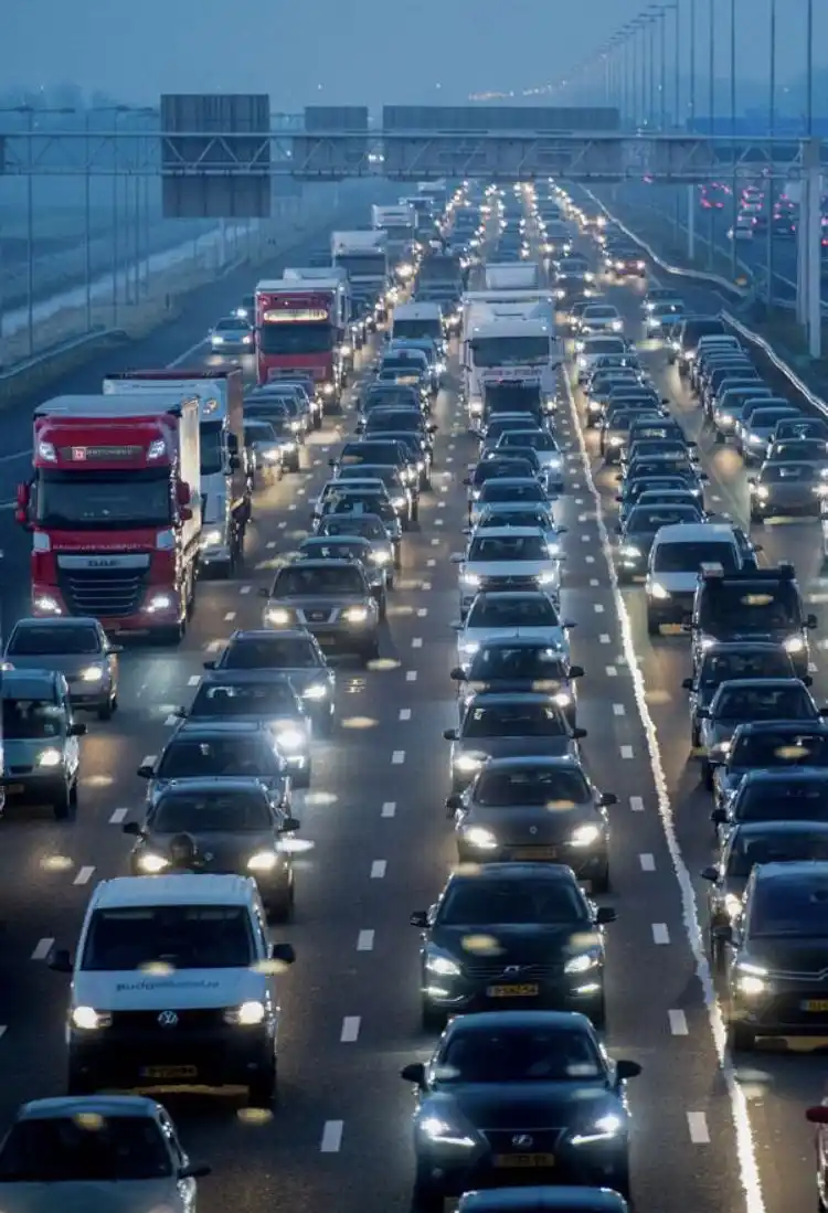 Cada viernes por la tarde, miles de personas dejan la ciudad rumbo a destinos cercanos, consolidando la tendencia de escapadas breves