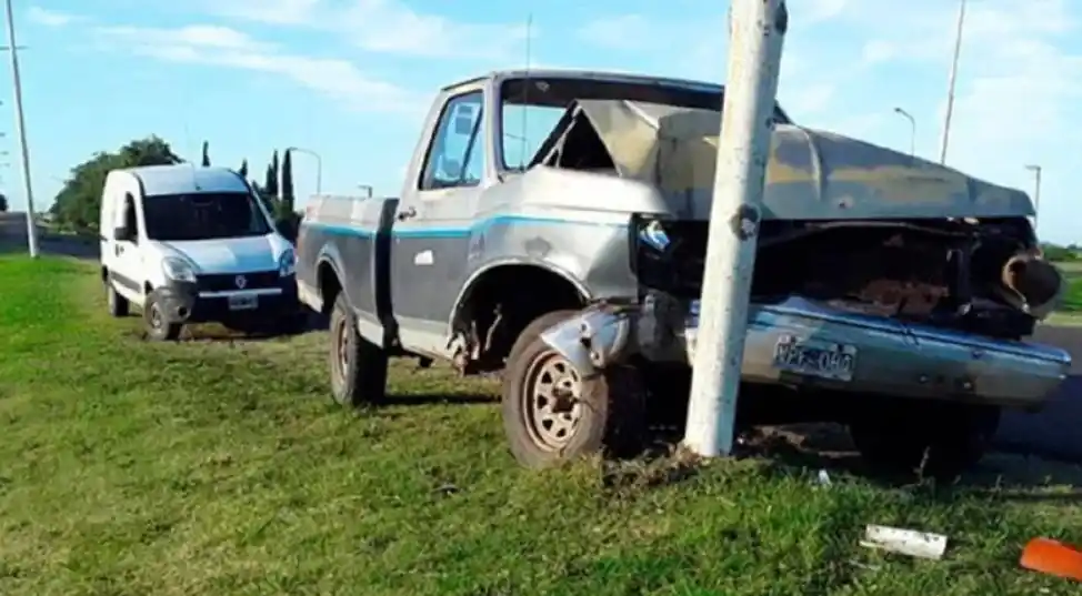 Una camioneta chocó contra una columna en Basavilbaso: su conductor desapareció