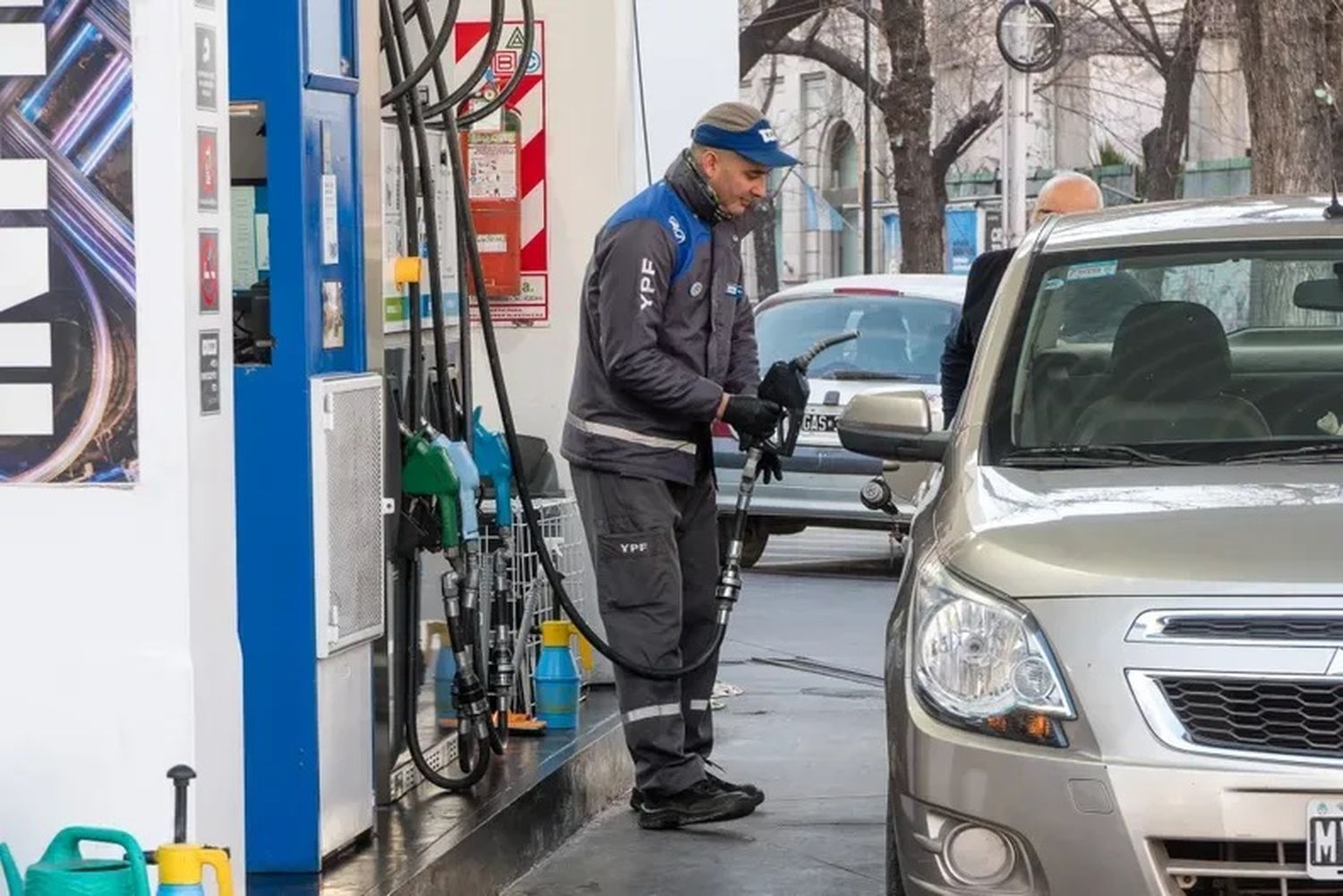 YPF subió sus combustibles un 2% a pesar de que el Gobierno postergó el alza de un impuesto