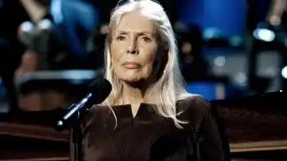 Cumple 75 años Joni Mitchell, la cantautora que viajó del folk al jazz