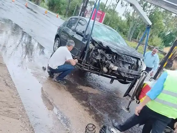 Joven alcoholizado chocó contra una columna: tres hospitalizados