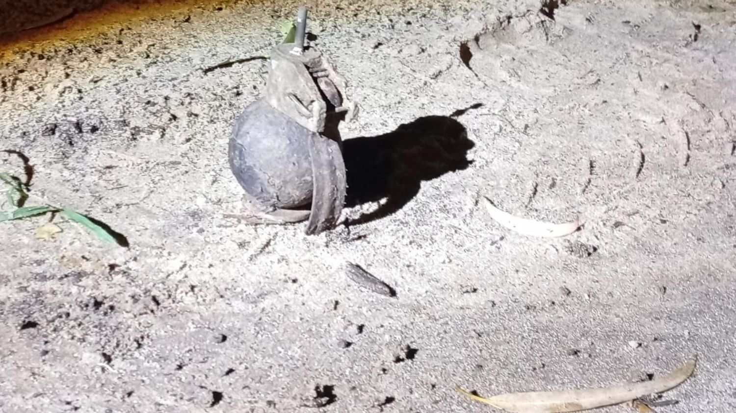 Hallaron una granda apta para su uso en inmediaciones de las vías del ferrocarril