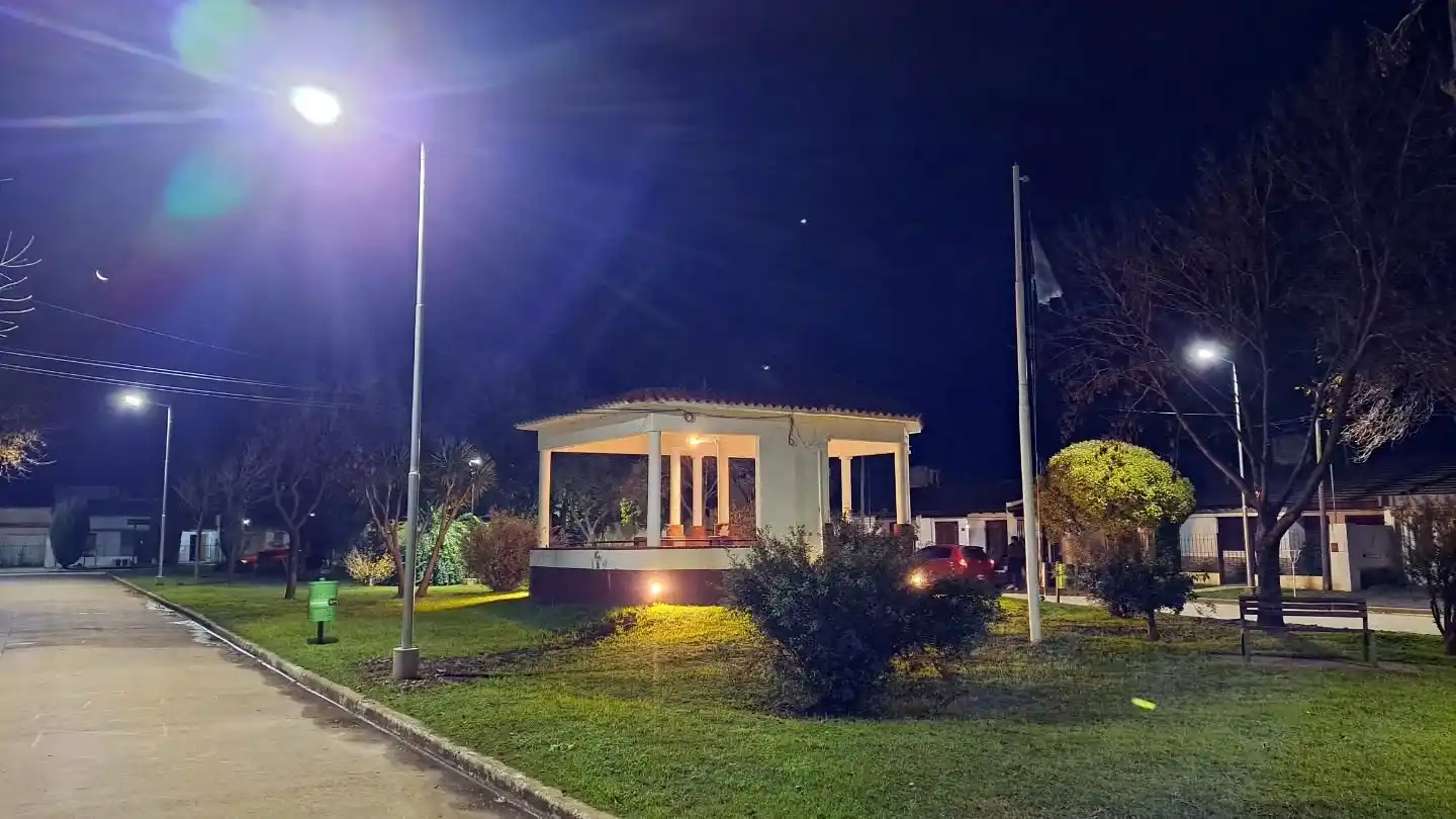 Luces LED. En las calles internas del Barrio El Prado.