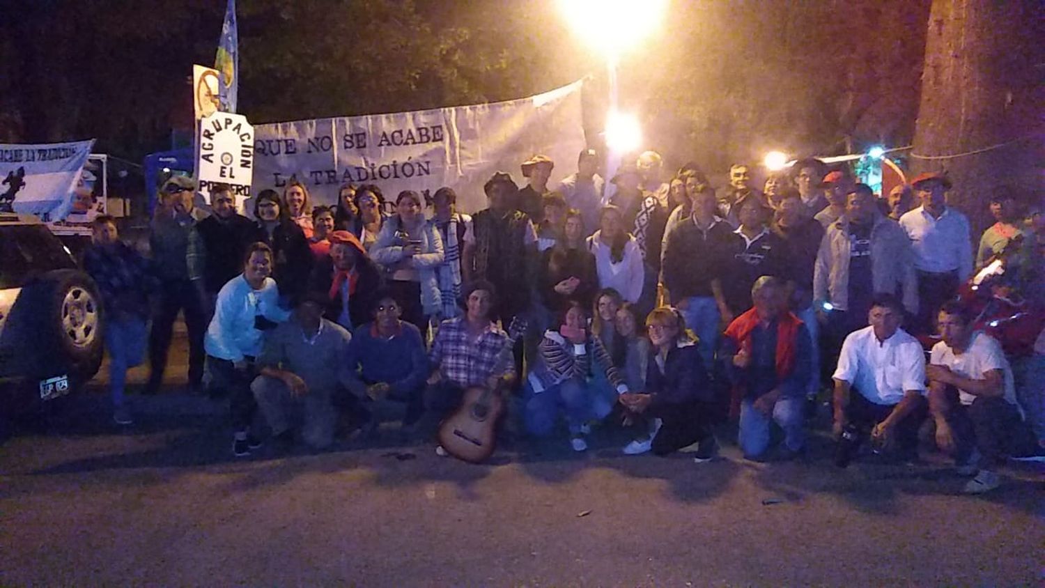 Grupos tradicionalistas acamparon toda la madrugada frente al Municipio