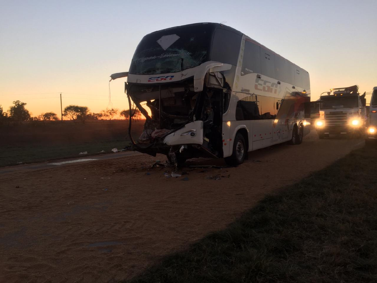 Una pasajera murió tras el choque de un colectivo y un camión en la autopista Rosario-Córdoba