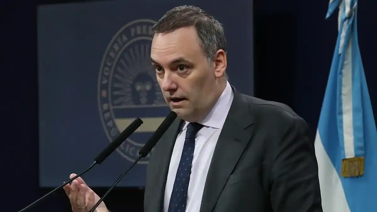 El Gobierno trata de respaldar a Adorni, pero la imagen del Jefe de Gabinete no reflota.