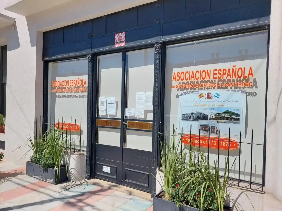 La sede de la Sociedad Española que comparte edificio con Bar Butti y el restaurante.