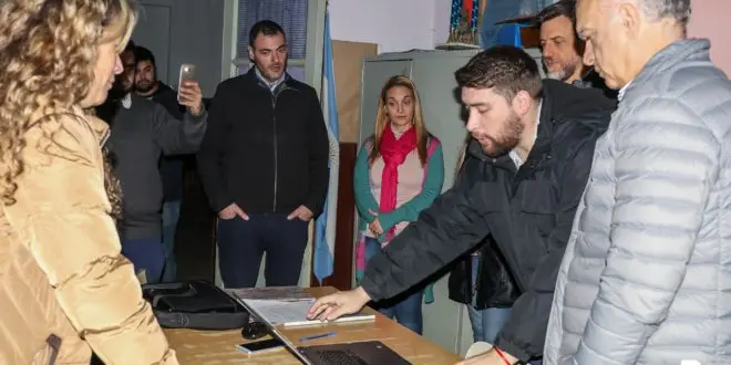 Lanús: Entregan botones antipánico en instituciones educativas del distrito