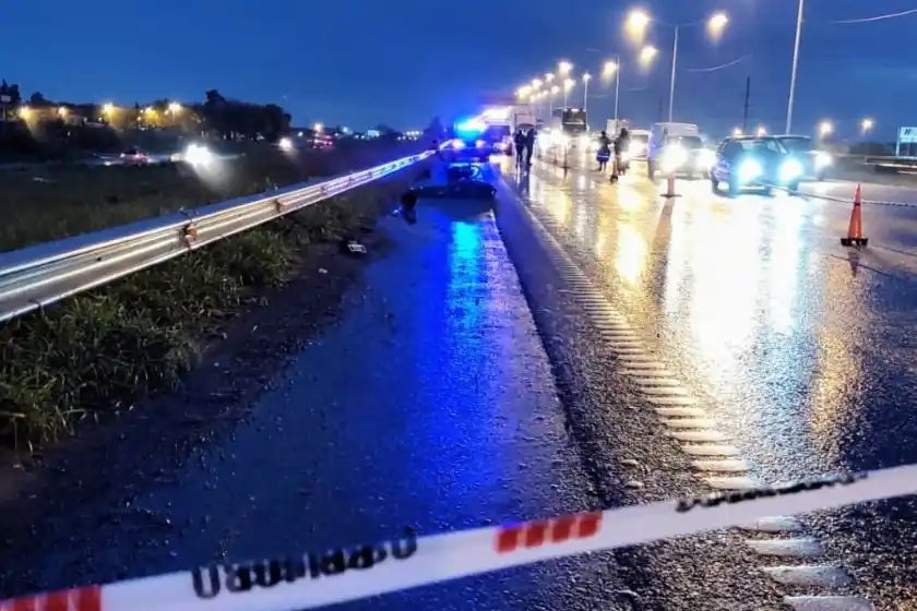 Choque fatal en Circunvalación: un motociclista impactó con un camión y murió en el acto