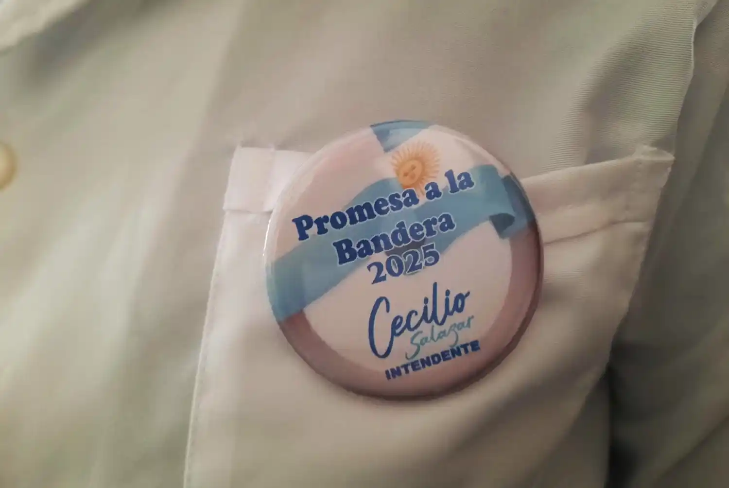 Los pines con la firma "Cecilio Salazar intendente" que entregaron el Día de la Bandera durante el acto.