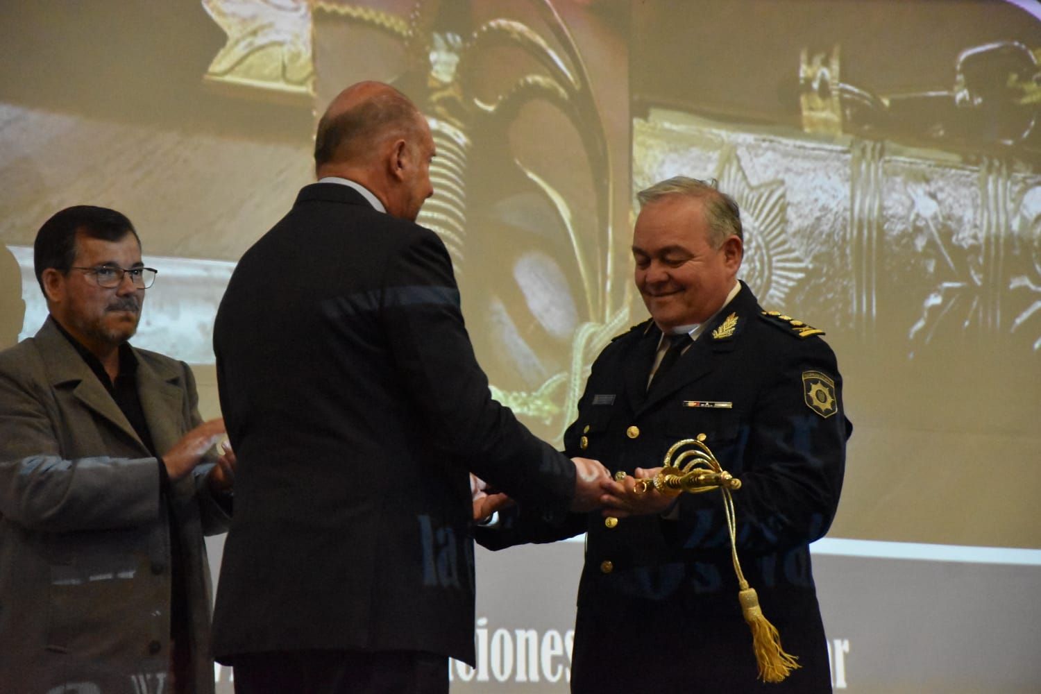 El Director General de Policía, Julio César Lucero (Jefe de la U.R. IX – Dpto. Gral. Obligado) recibió el Sable Corvo.