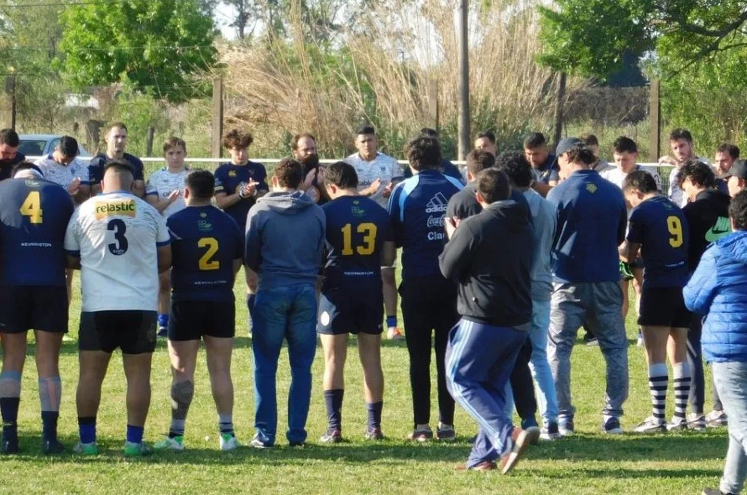 Jugaba su partido de despedida del rugby y falleció en la cancha