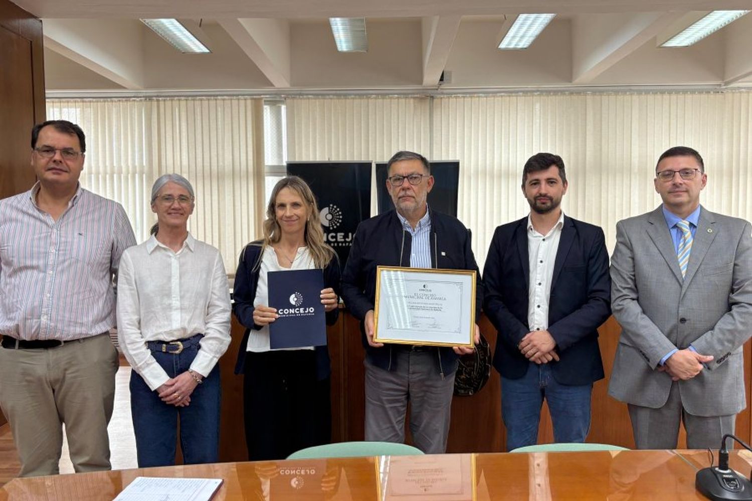 Ascúa y demás autoridades reciben el Diploma que reconoce los 10 años de la creación de la Universidad