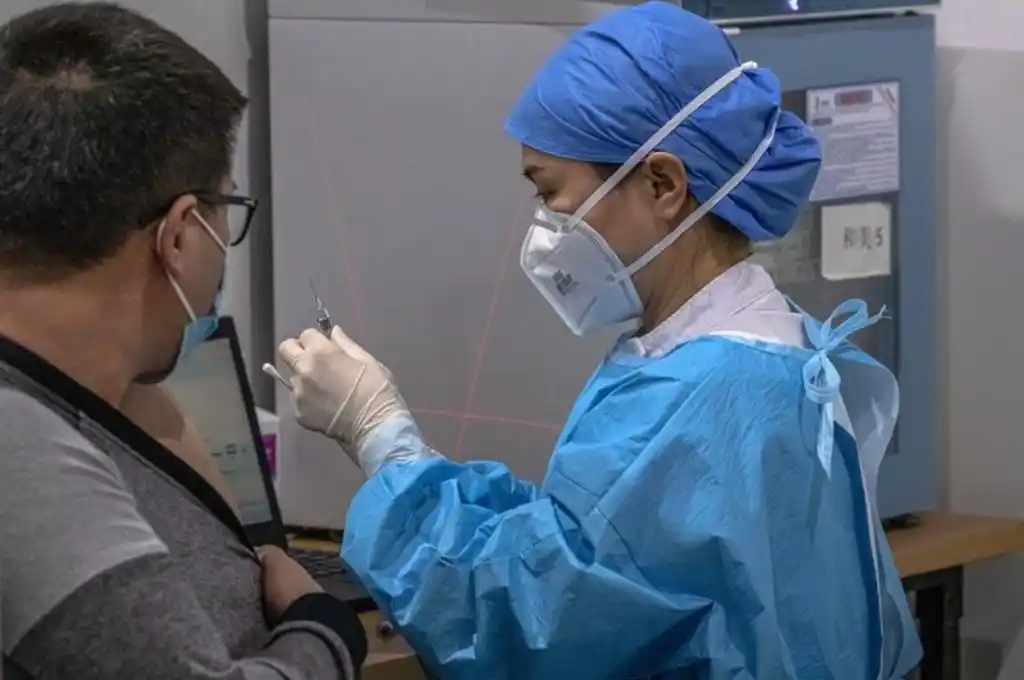 Shanghai realiza test masivos tras un nuevo récord de casos de COVID-19