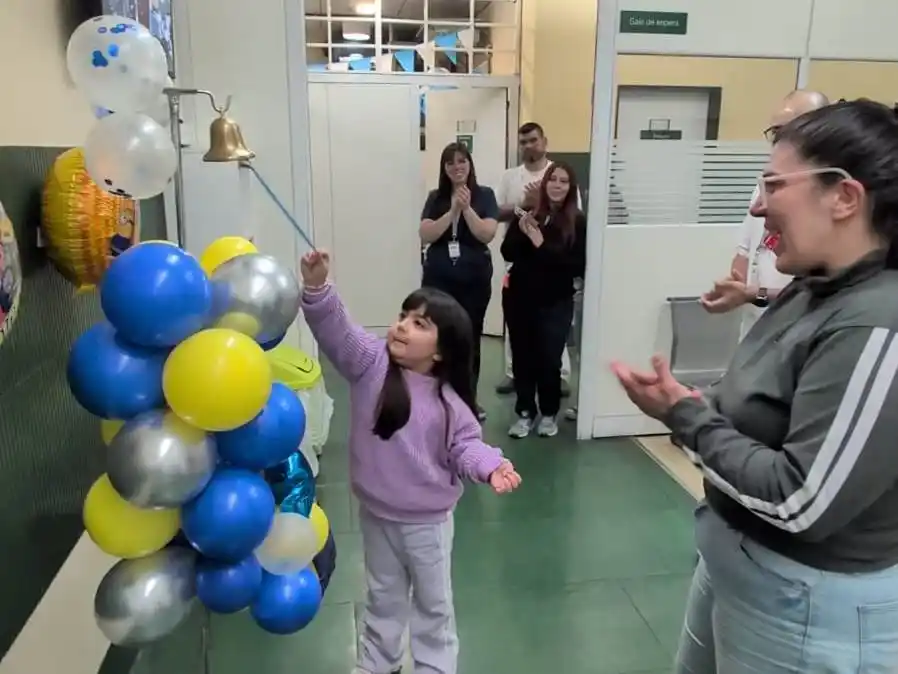 Helena hizo sonar la campana celebrando su última sesión de radioterapia