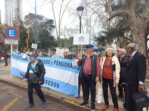 Manifestación en el Municipio: "Están ahorrando plata en los jubilados pero nosotros no somos la casta"