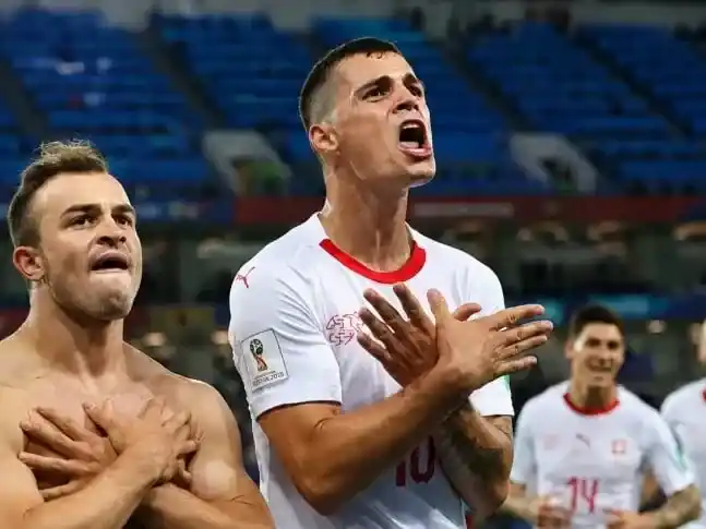 Xherdan Shaqiri y Granit Xhaka festejan el triunfo de Suiza ante Serbia con el águila bicéfala.