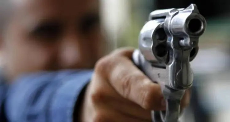 Un hombre discutió con una mujer y la atacó a balazos
