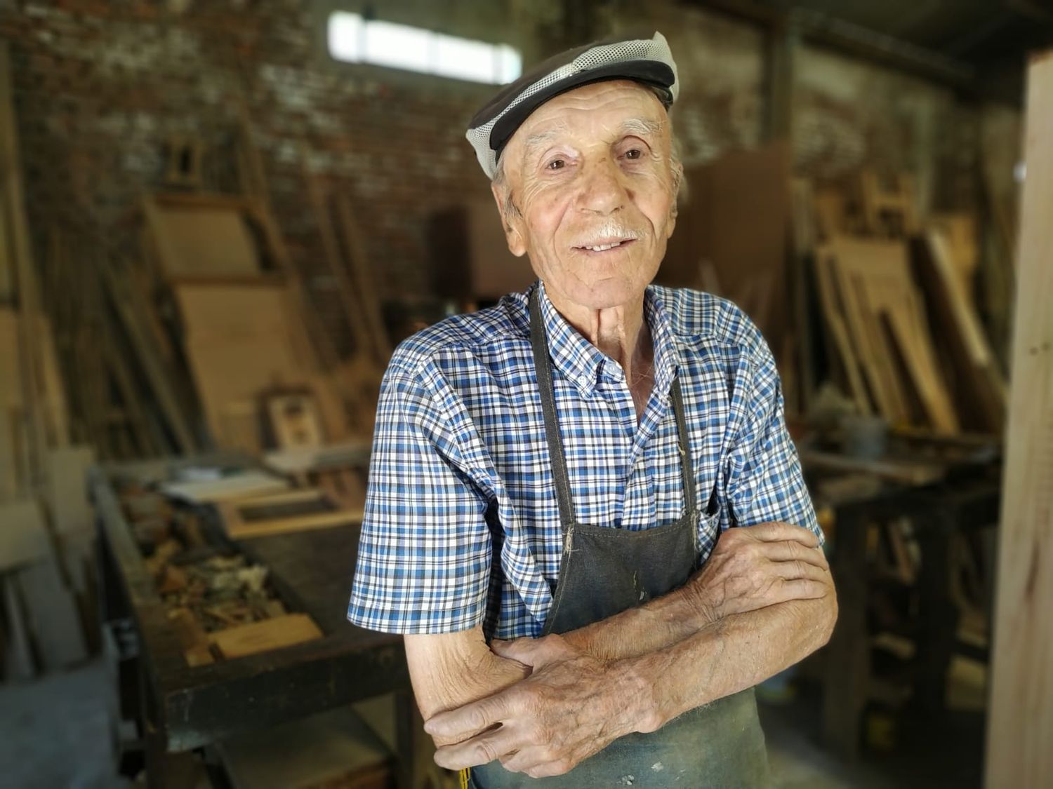 Con 87 años, Domingo Falcone sigue adelante con su pasión, la carpintería.