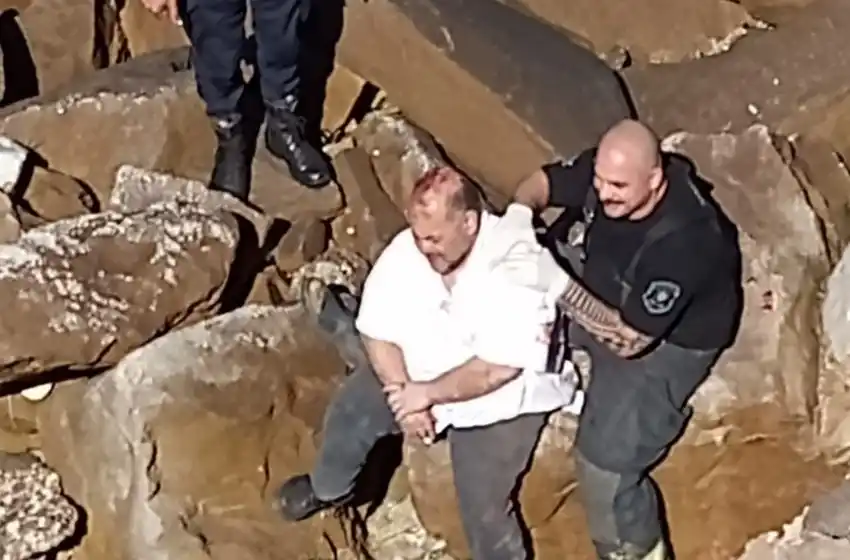 Un hombre cayó a la playa y quedó atrapado entre las piedras