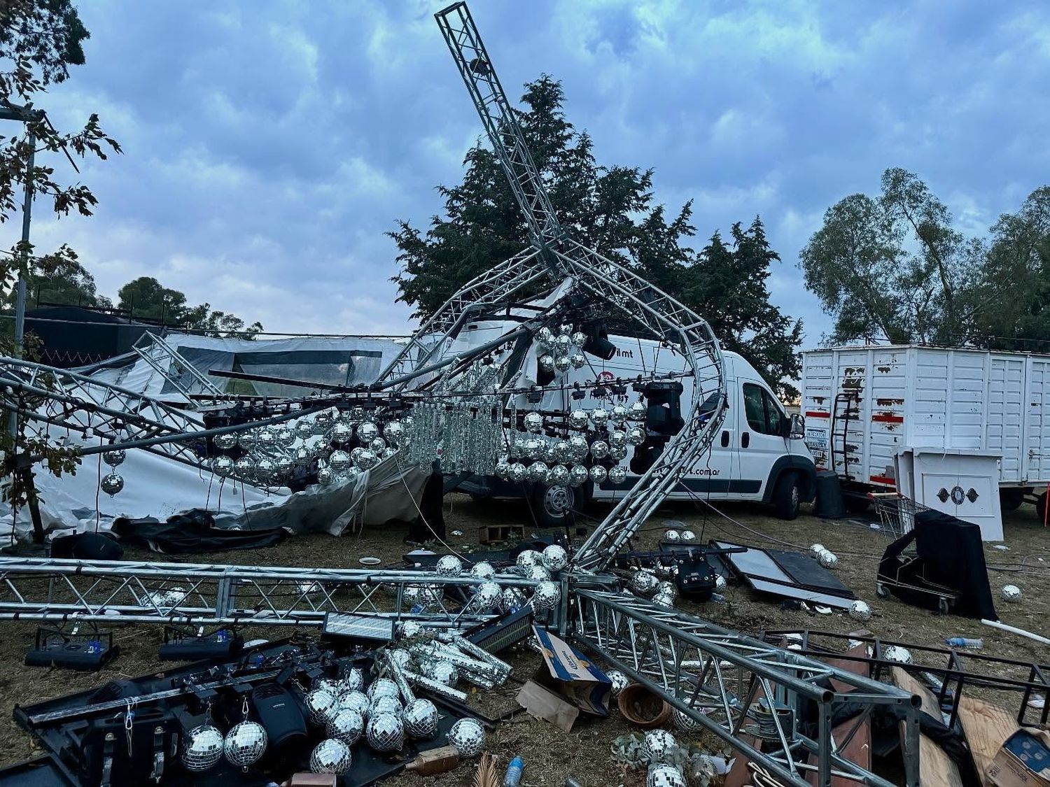 Las fuertes tormentas afectaron a la realización de una boda en Huangelén.