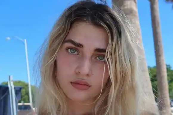 En “Miameee”, Marta Fort impone las microbikinis joya de cara al verano 2024