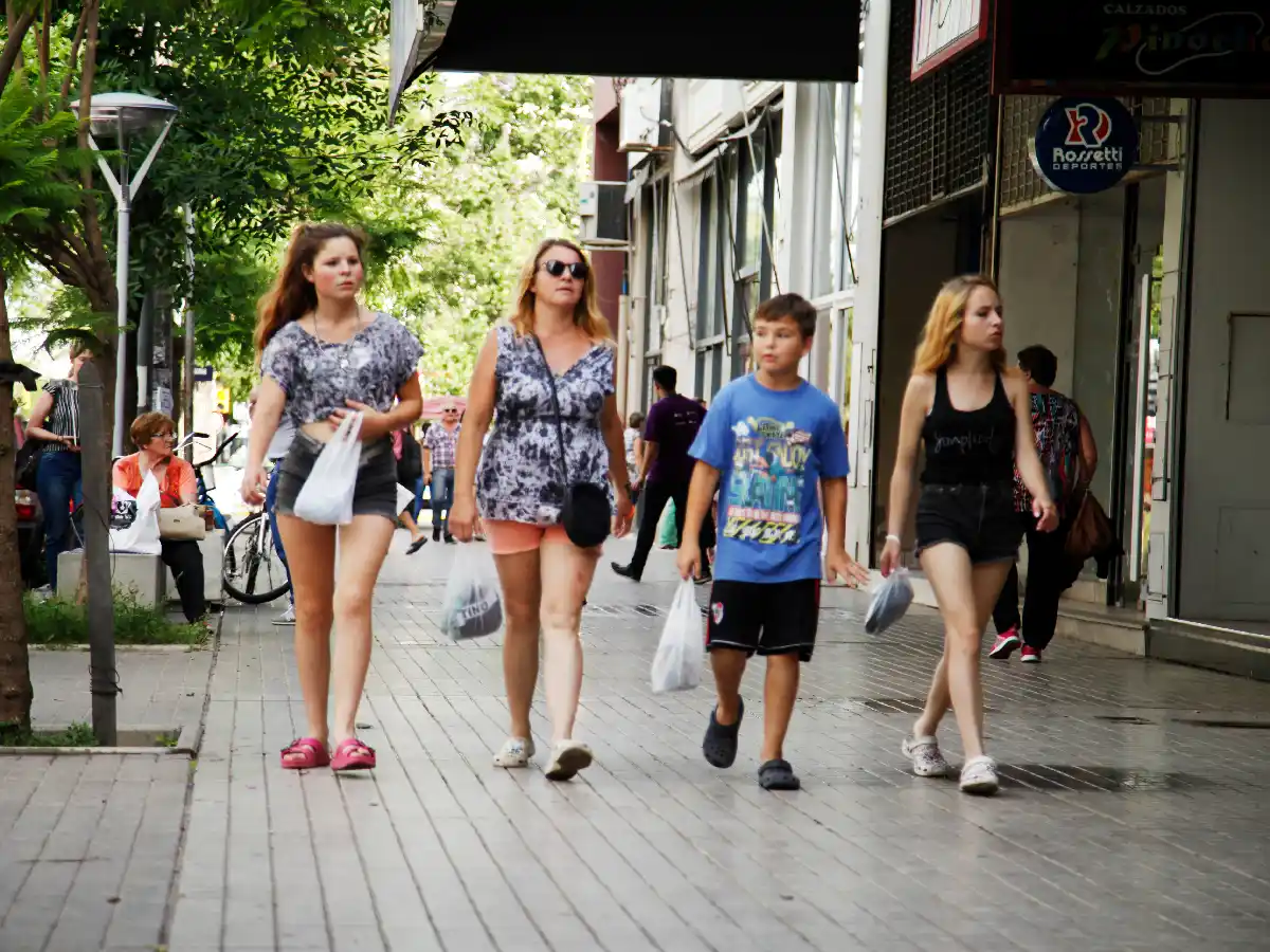 Sin acuerdo, piden que los comercios cierren a las 18 el domingo