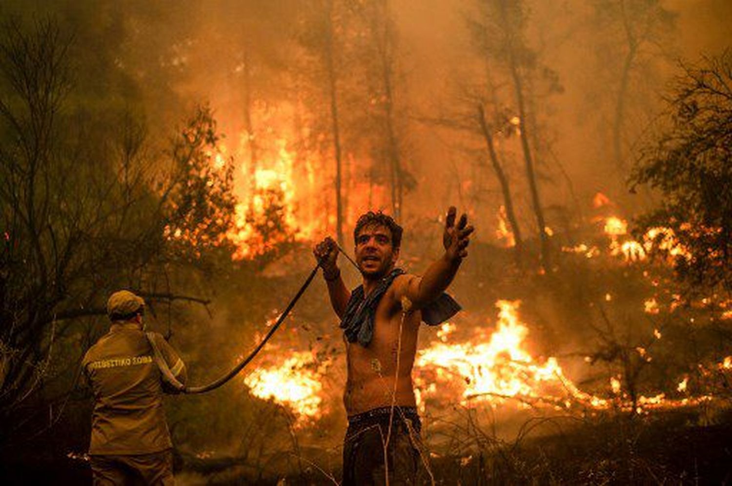 CATÁSTROFE EN GRECIA Bomberos continúan lucha contra el incendio en la isla de Eubea
