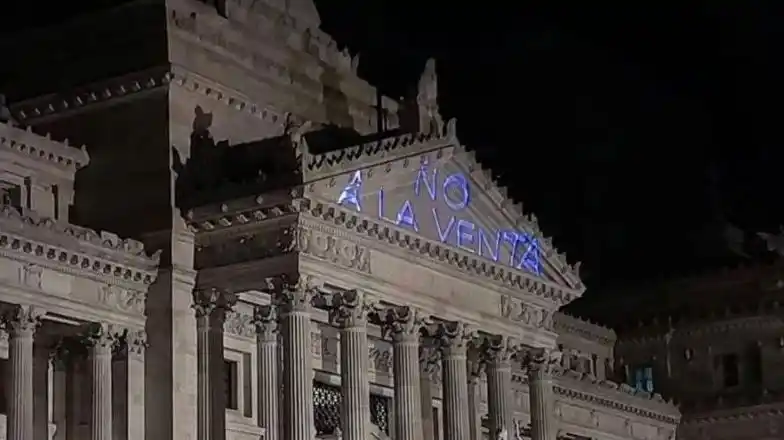 El misterio de los mensajes que aparecieron en la cúpula y el frente del Congreso en contra de Milei