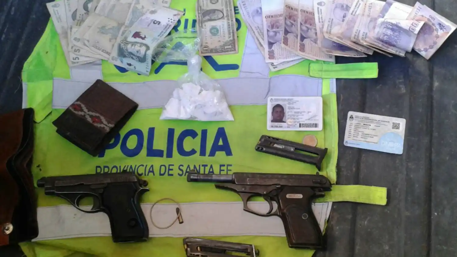 Encontraron armas de fuego, droga y aves autóctonas