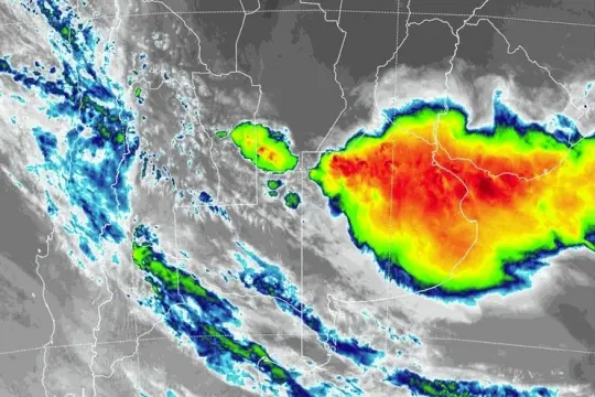 Calles anegadas y vuelos demorados en Ezeiza y Aeroparque por la tormenta