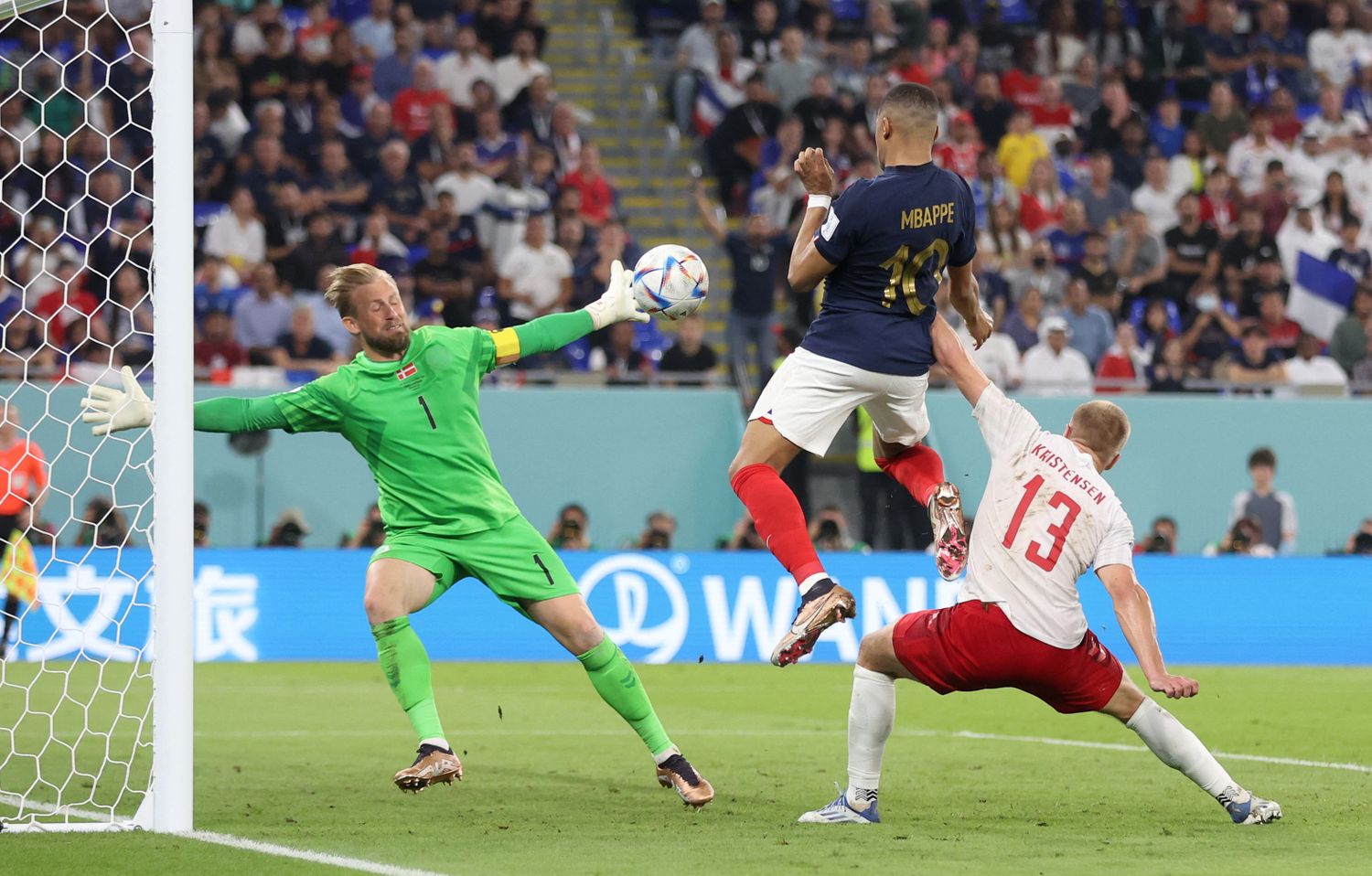 Mbappé impulsa la pelota para el 2-1 final.