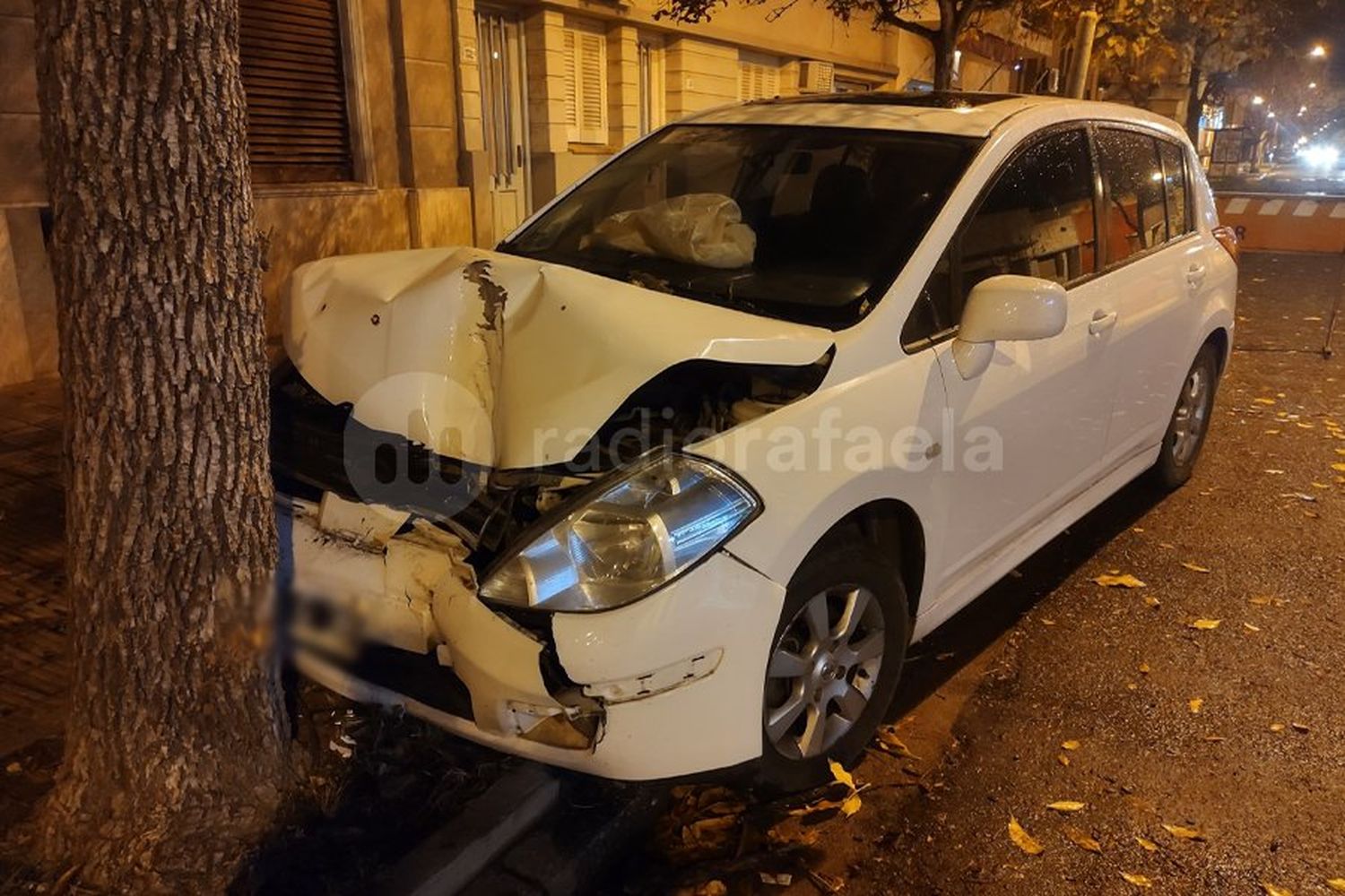 Impactó de lleno contra un árbol en calle Sarmiento y se negó al test de alcoholemia