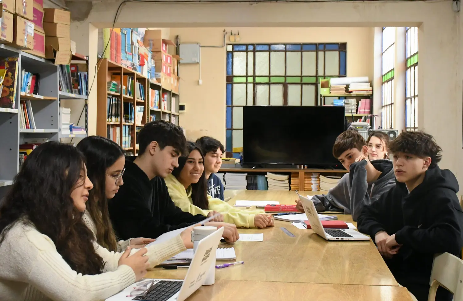 Las bancas son para los estudiantes
