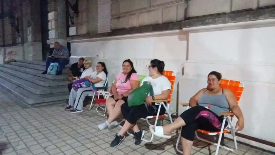 Aspirantes a Enfermería pasaron la noche en la vereda:  “Nos queríamos asegurar un lugar sí o sí”