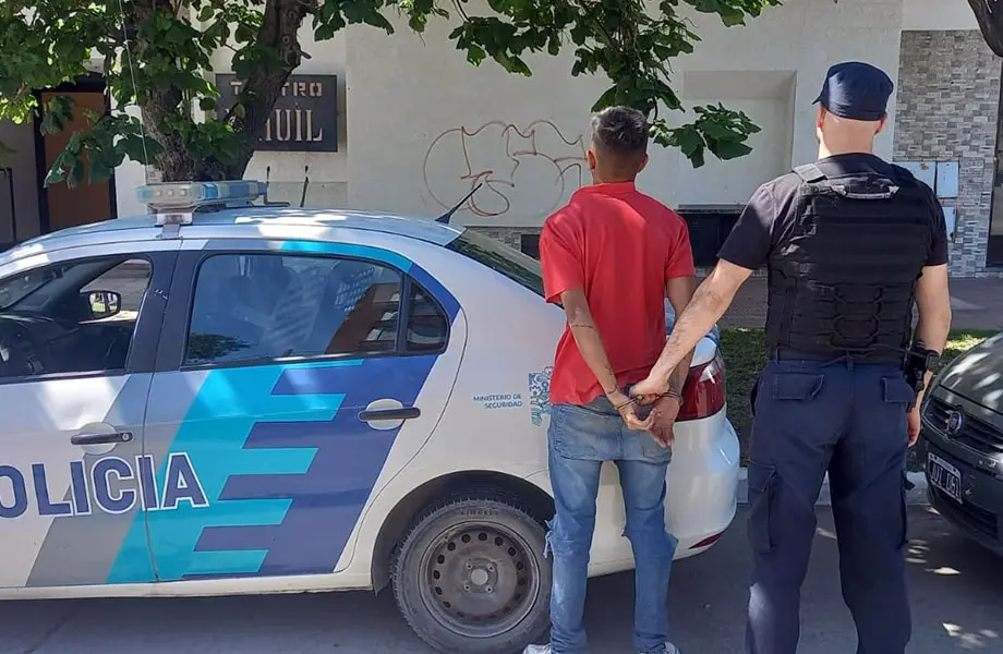 Lo atraparon en pleno robo en la sala del Teatro Nihuil